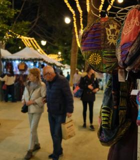 El tradicional mercadillo artesano de Navidad de Santa Cruz de Tenerife abre sus puertas en la Alameda del Duque Santa Elena · foto 2