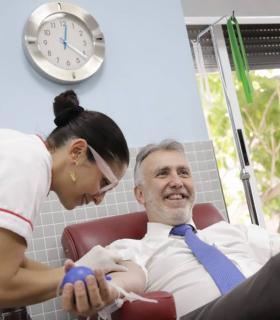 El presidente de Canarias dona sangre en Tenerife y anima a la ciudadanía a que sea solidaria con estas aportaciones, que salvan vidas · foto 1