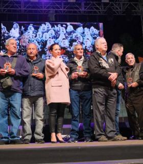 Patricia Hernández arropa a Diablos Locos en el 50 aniversario de la murga · foto 2