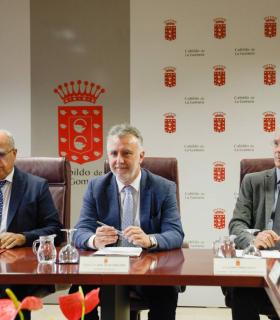 El presidente de Canarias se reúne con los alcaldes de La Gomera en su visita a la Isla para repasar la gestión sanitaria del caso detectado de coronavirus · foto 2