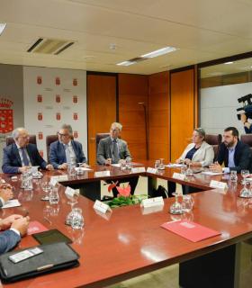 El presidente de Canarias se reúne con los alcaldes de La Gomera en su visita a la Isla para repasar la gestión sanitaria del caso detectado de coronavirus · foto 1