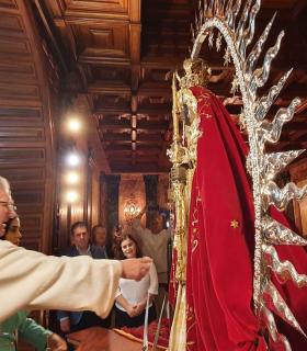 Ofrenda de la Reina del Hogar Canario Venezolano a la Patrona de Canarias · foto 2