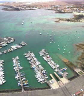 La Consejería de Obras Públicas, Transportes y Vivienda licita por 2,5 millones de euros la ampliación de atraques en el Puerto de Corralejo, en Fuerteventura · foto 1