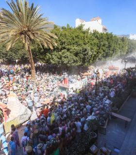 Una multitud de carnavaleros se rindió a los pies de la GRAN POLVACERA de Japón en Aridane · foto 4