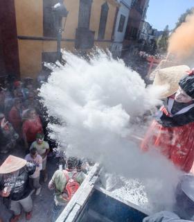 Una multitud de carnavaleros se rindió a los pies de la GRAN POLVACERA de Japón en Aridane · foto 3
