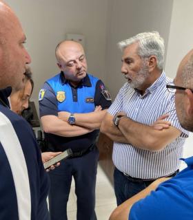 Adeje emplea todos sus recursos para atender las numerosas incidencias causadas por el fuerte viento · foto 1