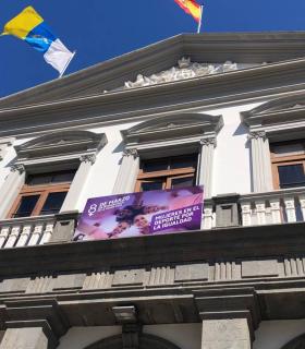 El Ayuntamiento de Santa Cruz de Tenerife ilumina de violeta su fachada para mostrar su apoyo a las mujeres con motivo del 8M · foto 3
