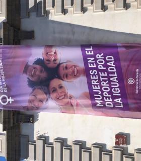 El Ayuntamiento de Santa Cruz de Tenerife ilumina de violeta su fachada para mostrar su apoyo a las mujeres con motivo del 8M · foto 1