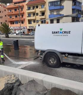 El Ayuntamiento de Santa Cruz de Tenerife pone en marcha un dispositivo extraordinario de limpieza de desinfectación de las calles · foto 1