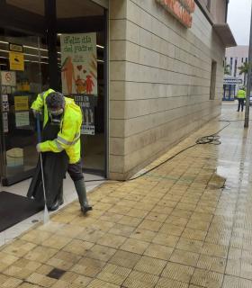 El Ayuntamiento de Santa Cruz de Tenerife pone en marcha un dispositivo extraordinario de limpieza y desinfección de las calles · foto 1