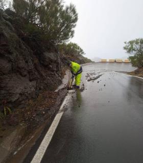 El mantenimiento preventivo evita grandes incidencias en las carreteras tinerfeñas por la borrasca · foto 1