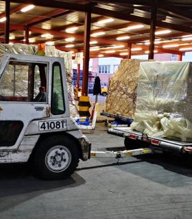Llegan dos nuevos cargamentos adquiridos directamente por el Gobierno de Canarias con 58.200 kits para diagnóstico y 1,5 millones de mascarillas · foto 2