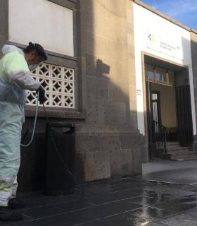 Telde: limpieza continúa intensfiicando las labores de baldeo, desinfección y reparación y renovación de contenedores en el municipio · foto 3