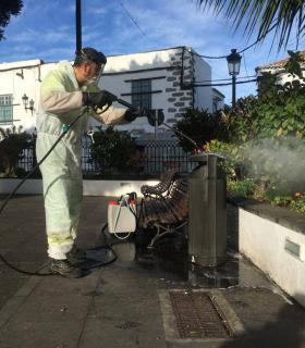 Telde: limpieza continúa intensfiicando las labores de baldeo, desinfección y reparación y renovación de contenedores en el municipio · foto 2