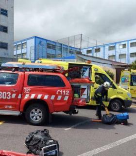 Bomberos de Tenerife rescata a un hombre en Arona después de caer desde el balcón de su casa · foto 2