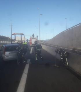 Bomberos de Tenerife rescata a un hombre en Arona después de caer desde el balcón de su casa · foto 1
