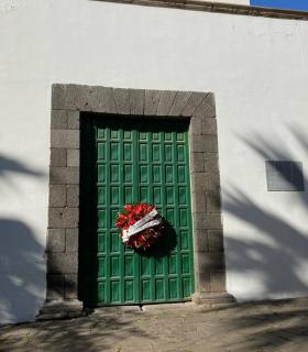 El Ayuntamiento de Santa Cruz de Tenerife coloca coronas de flores en los cuatro cementerios capitalinos · foto 3