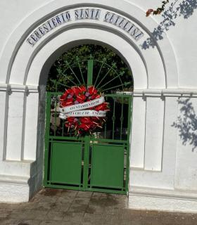 El Ayuntamiento de Santa Cruz de Tenerife coloca coronas de flores en los cuatro cementerios capitalinos · foto 2