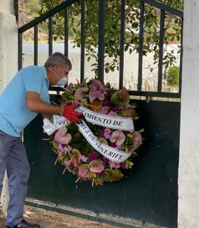 El Ayuntamiento de Santa Cruz de Tenerife coloca coronas de flores en los cuatro cementerios capitalinos · foto 1