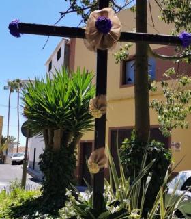 Los granadilleros participan desde sus casas en la tradicional elaboración de cruces · foto 2