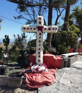Los granadilleros participan desde sus casas en la tradicional elaboración de cruces · foto 5