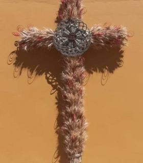 Los granadilleros participan desde sus casas en la tradicional elaboración de cruces · foto 4
