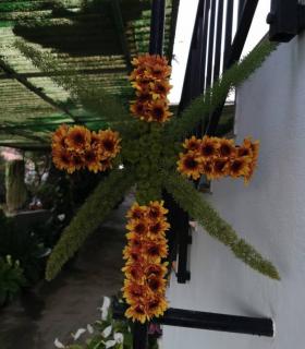 Los granadilleros participan desde sus casas en la tradicional elaboración de cruces · foto 3