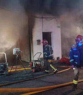 Bomberos de Tenerife extingue un incendio en un taller en Santa Úrsula · foto 5