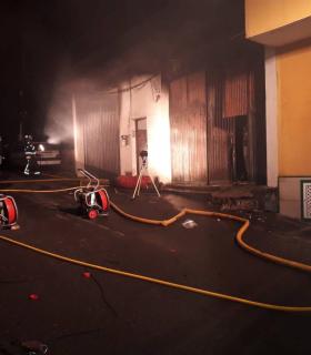 Bomberos de Tenerife extingue un incendio en un taller en Santa Úrsula · foto 4