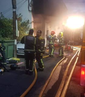 Bomberos de Tenerife extingue un incendio en un taller en Santa Úrsula · foto 6