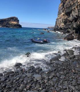 Hallan una zódiac abandonada en la costa de Santa Úrsula · foto 1