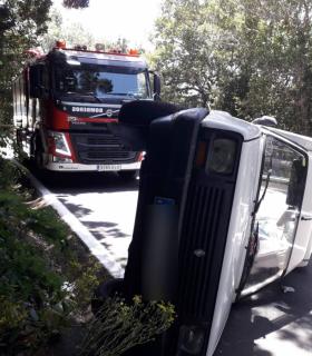 Bomberos de Tenerife libera a un hombre atrapado en su vehículo accidentado en Las Mercedes · foto 2
