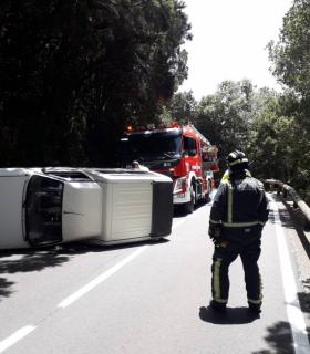 Bomberos de Tenerife libera a un hombre atrapado en su vehículo accidentado en Las Mercedes · foto 1