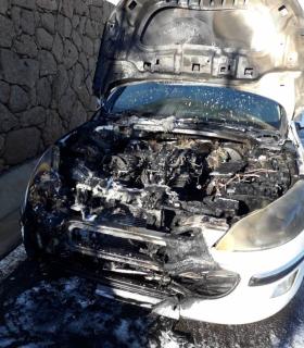 Bomberos de Tenerife extingue un incendio en la azotea de un edificio en San Isidro · foto 1