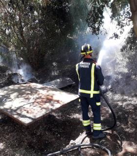 Bomberos de Tenerife extingue siete incendios en basuras y rastrojos durante el fin de semana · foto 2