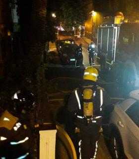 Bomberos de Tenerife rescata a dos personas atrapadas por las llamas de un incendio en su vivienda de La Laguna · foto 1