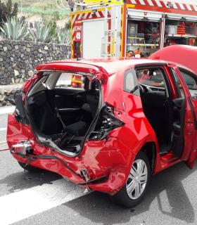 Bomberos de Tenerife rescata a dos personas atrapadas por las llamas de un incendio en su vivienda de La Laguna · foto 2