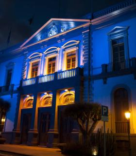 El Ayuntamiento de Santa Cruz de Tenerife muestra su solidaridad hacia los refugiados tiñendo su fachada de azul · foto 2