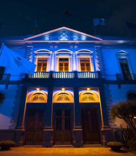 El Ayuntamiento de Santa Cruz de Tenerife muestra su solidaridad hacia los refugiados tiñendo su fachada de azul · foto 1