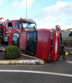 Bomberos de Tenerife libera a dos personas atrapadas en sus vehículos accidentados · foto 1