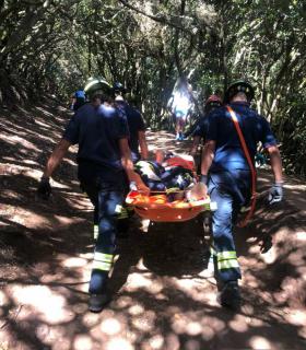 Bomberos de Tenerife rescata a dos personas en una playa en Santiago del Teide · foto 1