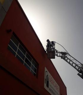 Bomberos de Tenerife extingue un incendio en la cocina de una vivienda en Santa Cruz de Tenerife · foto 2