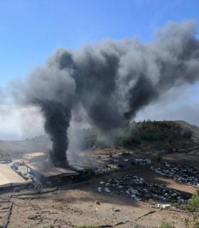 El Cabildo de El Hierro da por controlado el incendio industrial declarado en El Majano · foto 1