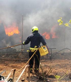 El Cabildo de El Hierro da por controlado el incendio industrial declarado en El Majano · foto 2