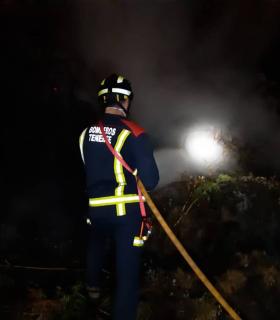 Bomberos de Tenerife rescata a una mujer tras sufrir un accidente de tráfico en La Matanza · foto 2