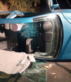 Bomberos de Tenerife rescata a dos personas en un accidente de tráfico en La Matanza · foto 2