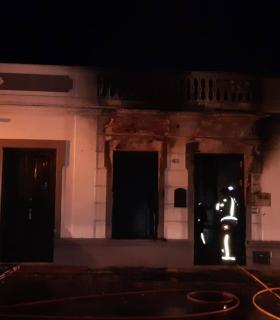 Bomberos de Tenerife extingue un incendio en una casa terrera del Puerto de la Cruz · foto 1