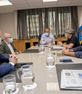 El presidente de Canarias analiza la situación de la pandemia y el refuerzo de medidas con el presidente del Cabildo de Gran Canaria y el alcalde de Las Palmas de Gran Canaria · foto 2