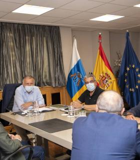 El presidente de Canarias analiza la situación de la pandemia y el refuerzo de medidas con el presidente del Cabildo de Gran Canaria y el alcalde de Las Palmas de Gran Canaria · foto 1