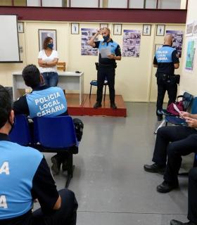 Evelyn Alonso comparte con los agentes un servicio nocturno de la Polícia Local de Santa Cruz de Tenerife · foto 1